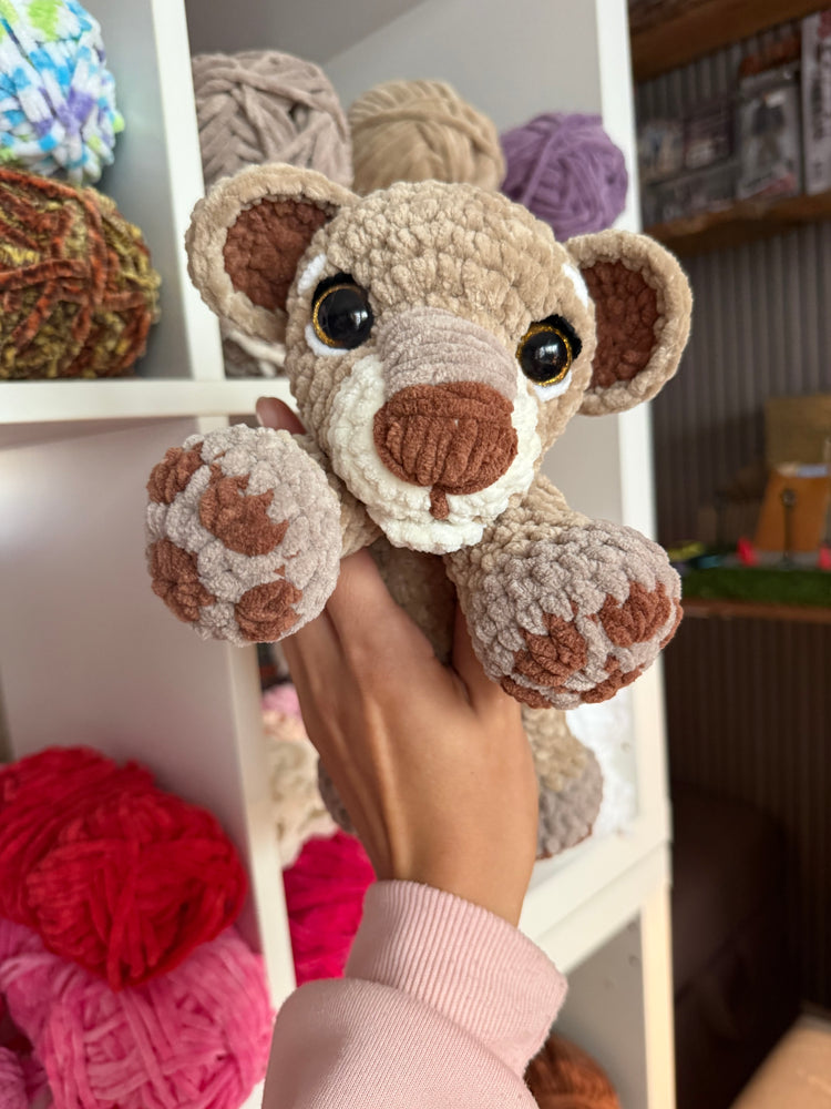 Handgemachter Häkellöwe – Kuscheltier aus Chenille-Garn