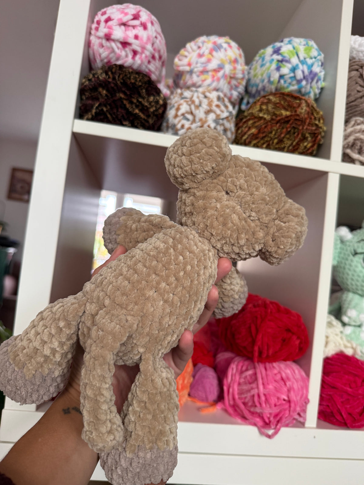 Handgemachter Häkellöwe – Kuscheltier aus Chenille-Garn