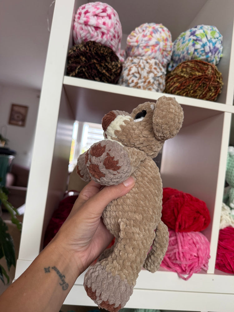 Handgemachter Häkellöwe – Kuscheltier aus Chenille-Garn