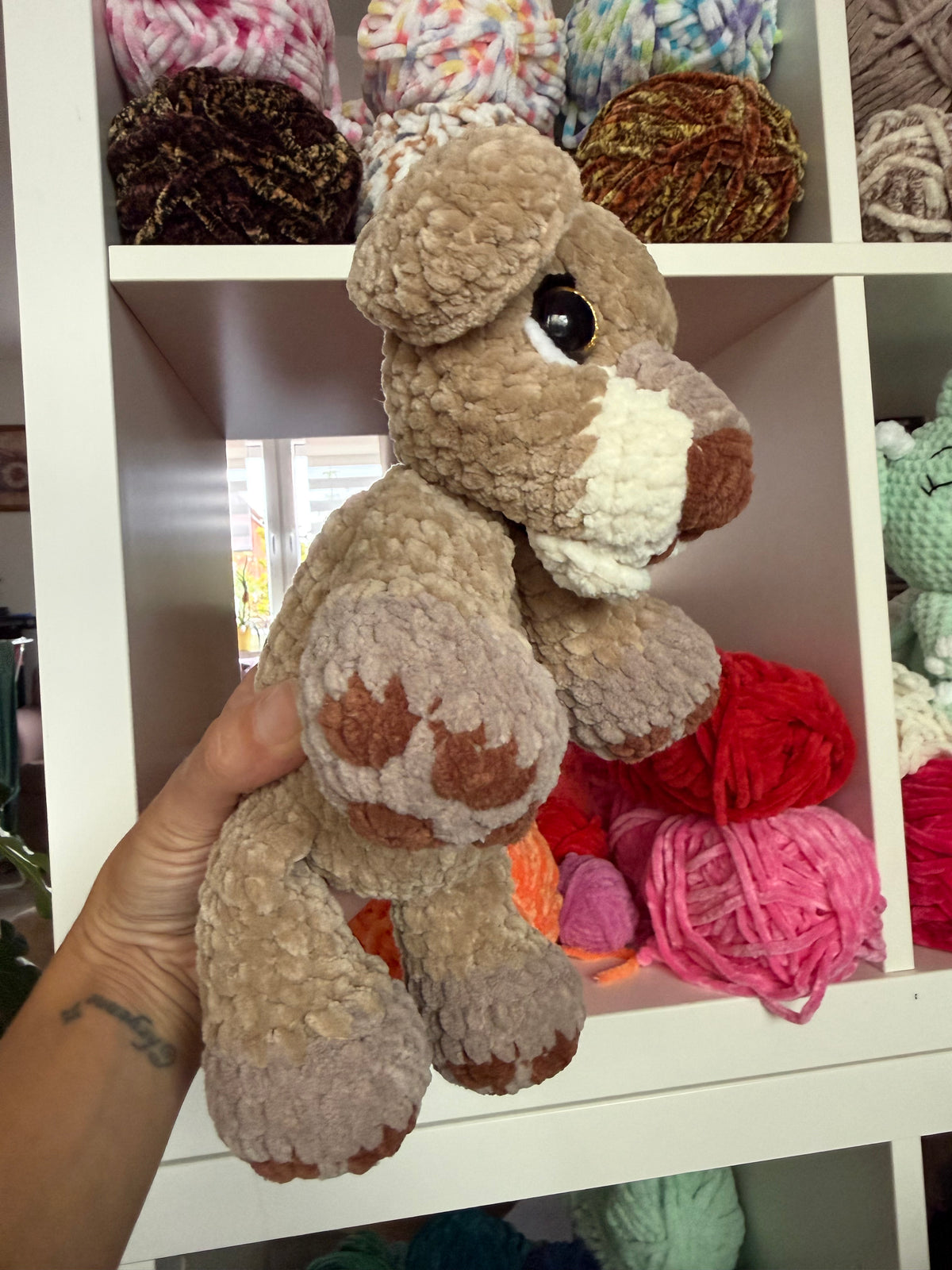 Handgemachter Häkellöwe – Kuscheltier aus Chenille-Garn