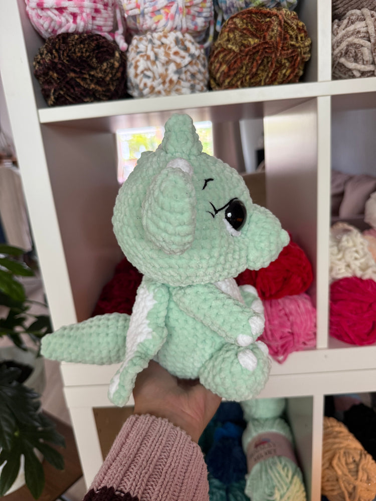 Handgemachter Drache Kuscheltier – mit Liebe gehäkelt